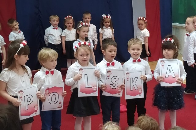 W obchody Święta Flagi włączyły się przedszkolaki z 
Muzycznej Krainy" w Inowrocławiu, występując z patriotycznym programem