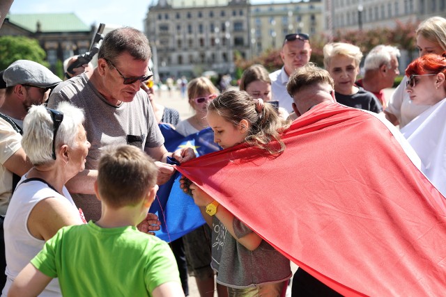 Przedstawiciele poznańskiej Lewicy wspólnie zszyli flagi Polski i Unii Europejskiej
