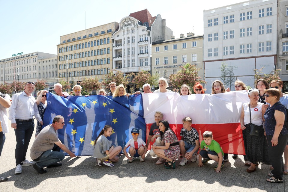 Przedstawiciele poznańskiej Lewicy wspólnie zszyli flagi...
