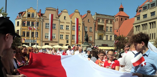 Dzieci, młodzież, władze miasta, mieszkańcy: wszyscy chętni poszli w jednym marszu trzymając flagę biało - czerwoną. To już tradycja w Grudziądzu kultywowana od lat, a związana z uczczeniem Dnia Flagi Rzeczypospolitej Polskiej.