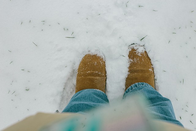 Buty na jesień, które przypominają ciepłe kapcie. „Ugly shoes” w tym sezonie znów są w trendach! Po podobne sięgnęła Małgorzata Rozenek
