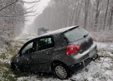 Kolejny wypadek pod Lesznem. Na DK12 samochód wypadł z ośnieżonej drogi