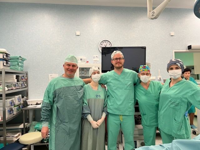 W Pleszewskim Centrum Medycznym dr A. Wiśniewski wykonał po raz pierwszy całkowitą laparoskopową naprawę zaawansowanego defektu anatomicznego u pacjentki