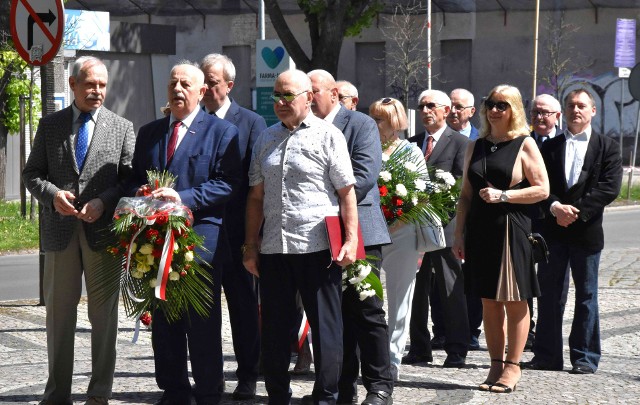 Uroczystość z okazji Święta Pracy zorganizowali w Inowrocławiu przedstawiciele powiatowych struktur Nowej Lewicy. Odbyła się ona tradycyjnie pod Pomnikiem Obrońców Inowrocławia