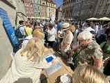 Tort, szampan i "Oda do radości" na Starym Rynku w Poznaniu. Uczcili 20 lat Polski w Unii Europejskiej. Zobacz zdjęcia