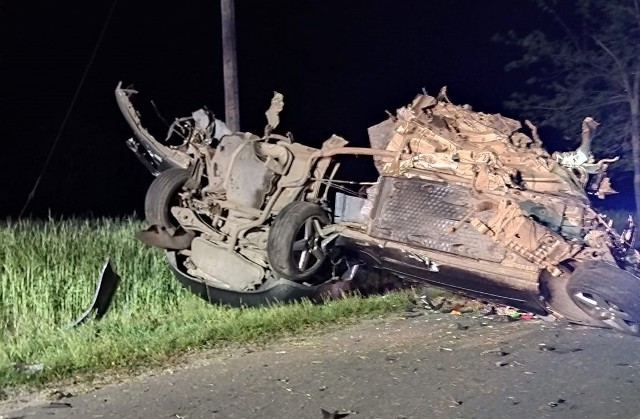 18-letni kierowca cudem przeżył uderzenie samochodu w drzewo. Silnik auta wylądował kilkadziesiąt metrów dalej.
