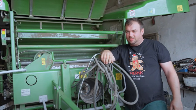 Rolnicy. Podlasie. Słynna belarka Andrzeja z Plutycz wymaga naprawy. Zajął się tym kolega z planu serialu