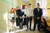 Egzamin ósmoklasisty z języka polskiego 2024. Byliśmy w Szkole Podstawowej nr 1 w Chełmnie. Zdjęcia