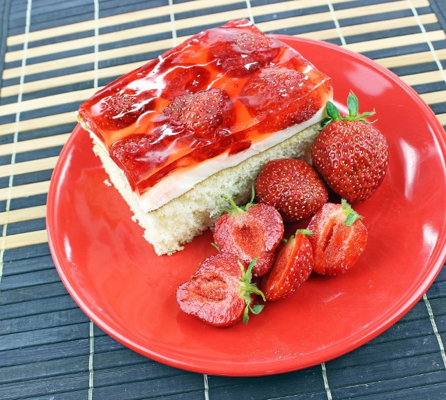 Ciasto z galaretką i truskawkami to jeden z najlepszych przepisów na lato