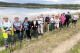"W zdrowym ciele zdrowy duch" - przekonują mieszkańcy 50+ z gminy Skoki. Nordic walking - kilkukilometrowe spacery dla zdrowia
