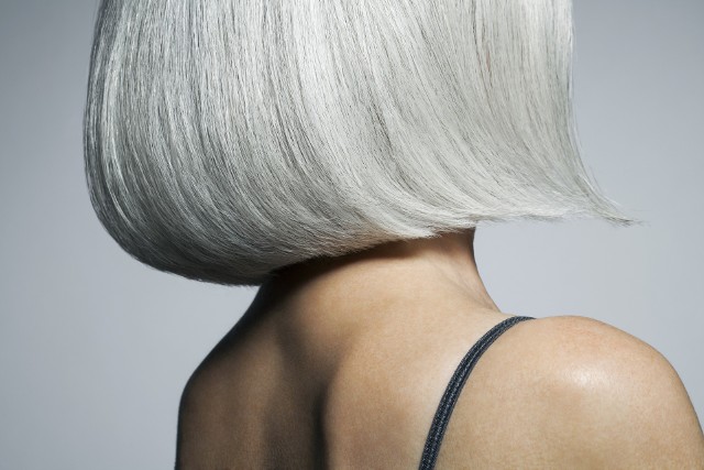 Siwe włosy to jeden z najbardziej popularnych trendów fryzjerskich. Oto najpiękniejsze fryzury, dzięki którym odmłodniejesz.