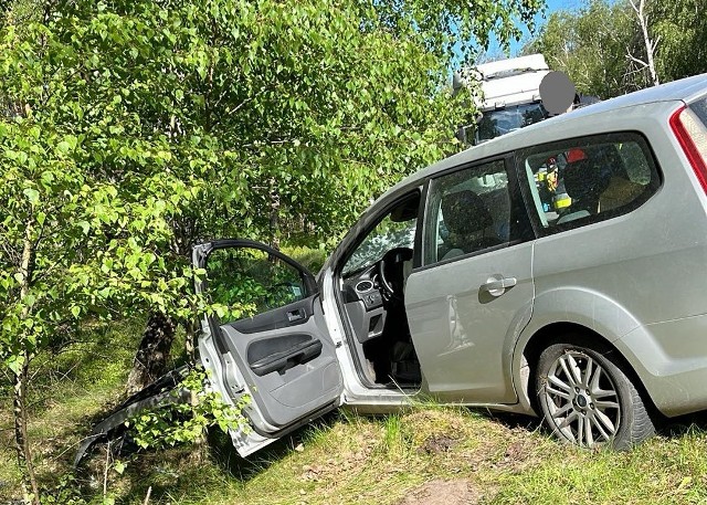 W Białobłotach na drodze wojewódzkiej 443 samochód osobowy wjechał do rowu i uderzył w drzewo