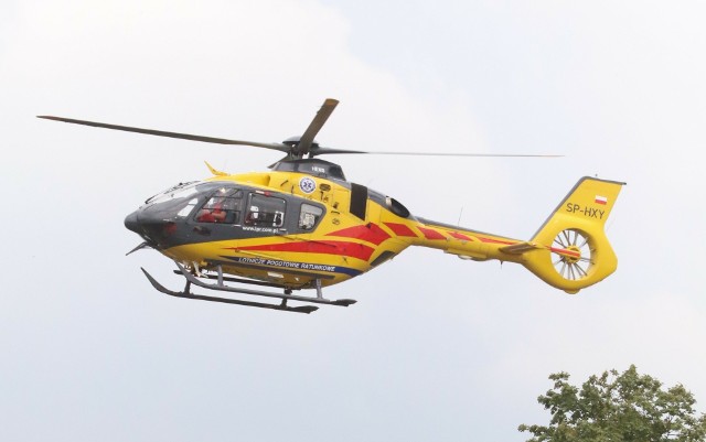 Na miejscu lądował helikopter LPR, jednak podjęto decyzję o przetransportowaniu mężczyzny karetką.