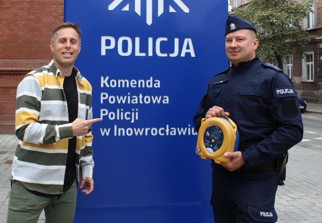 Policjanci w Inowrocławiu otrzymali defibrylator AED. Jest teraz w budynku komendy
