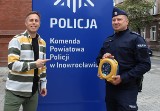 Policjanci w Inowrocławiu otrzymali defibrylator AED. Jest w budynku komendy. Znadziesz go w aplikacji Ratownik 