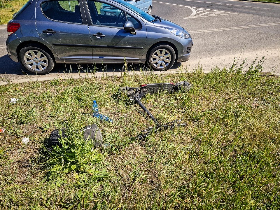 Zderzenie hulajnogi z samochodem osobowym w Lesznie