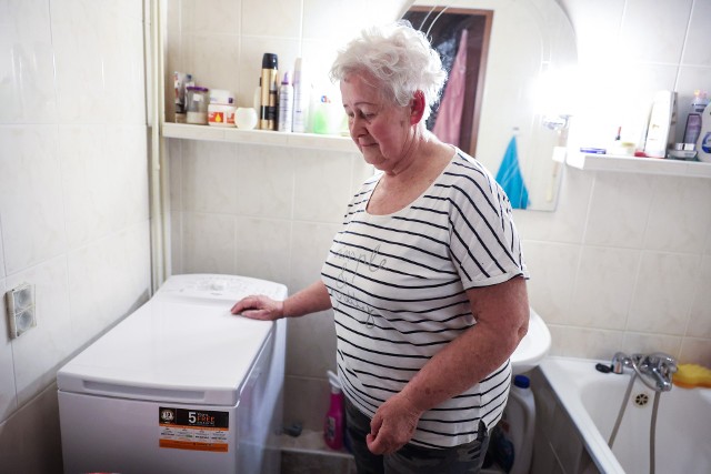 Emerytka od lat mieszka sama, pierze niewiele - raz w miesiącu. Ponad rok temu kupiła nową pralkę, jest jednak problem - nie działa, a kobieta jest zmuszona do prania ręcznego.
