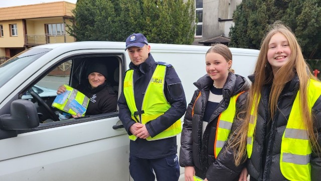 W Inowrocławiu policjanci wspólnie z uczniami Szkoły Podstawowej nr 11 prowadzili profilaktyczną akcję skierowana do kierowców pod hasłem "Na Drodze - Patrz i Słuchaj"