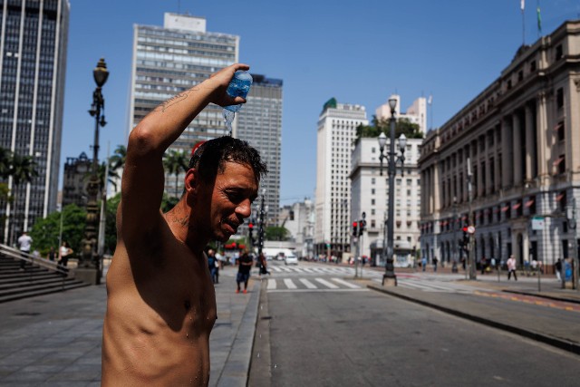 Rio de Janeiro, Brazylia. Mężczyzna polewa się wodą, aby schłodzić ciało podczas fali ekstremalnych upałów