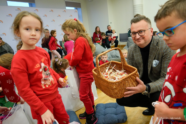 Magiczne Listy do Świętego Mikołaja. Zastępca prezydenta Białegostoku wręczył dzieciom prezenty