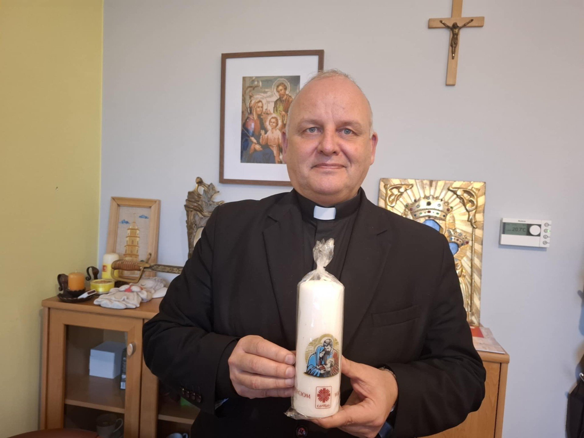 Wigilijne Dzie o Pomocy Dzieciom Mo na Nabywa wiece Caritas Do wigilijne-dzie-o-pomocy-dzieciom-mo-na-nabywa-wiece-caritas-do
