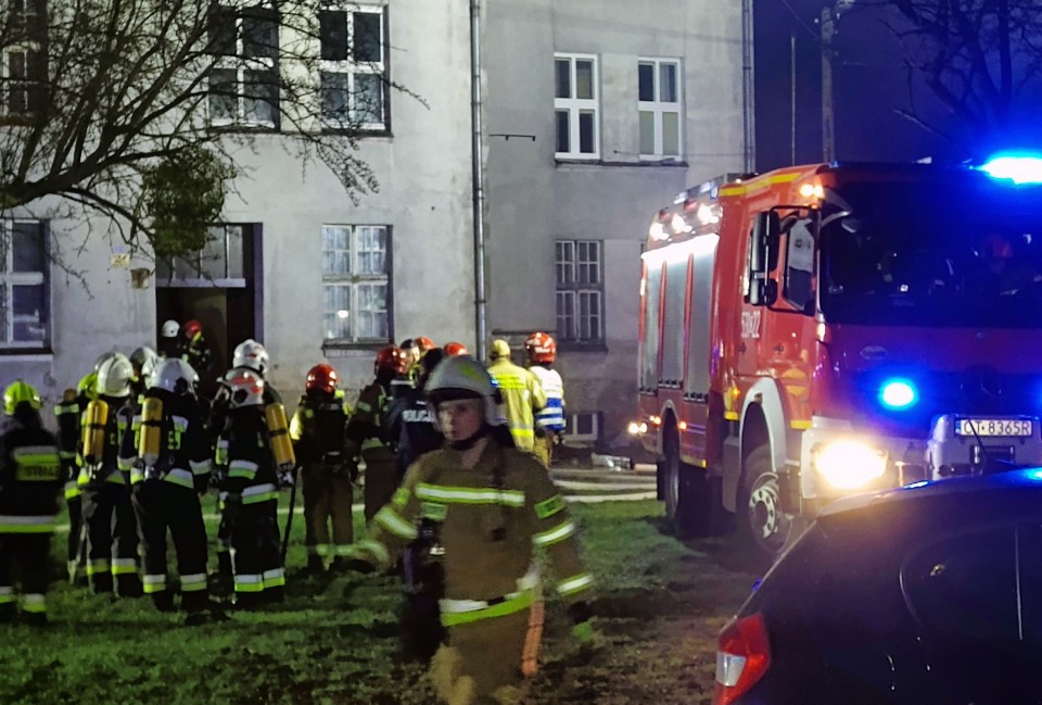 Akcja gaszenia pożaru kamienicy przy ul. Karabinierów w...