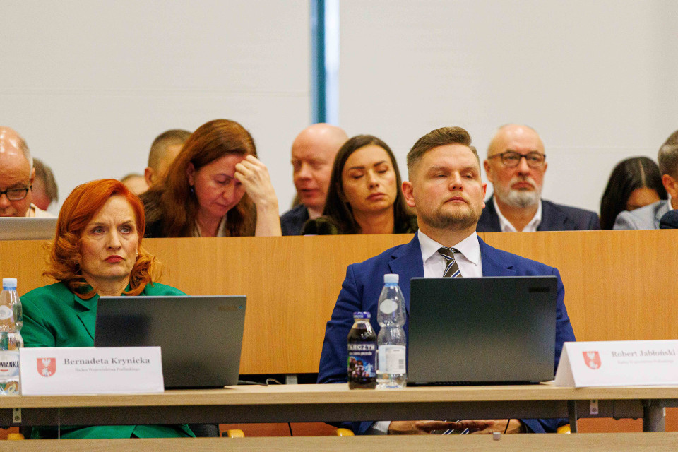 Bernadeta Krynicka i Robert Jabłoński (radni PiS) zabierali głos w debacie o konsolidacji