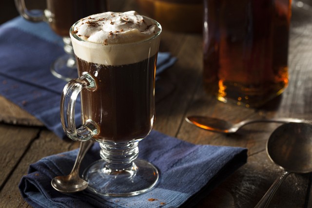 Ta kawa daje kopa, ale nie każdy może ją pić. Przygotujesz ją w 10 minut. Wypróbuj przepis i zobacz, jak się robi Irish coffee