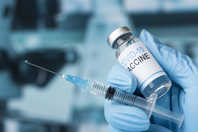 AstraZeneca wycofuje szczepionkę na COVID-19 niedługo po tym, jak przyznała w oświadczeniu sądowym, że może ona powodować groźne skutki uboczne w postaci zakrzepów krwi.