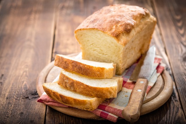 Puszysty chleb na maślance to smaczne i szybkie pieczywo idealnie na śniadanie lub kolację.