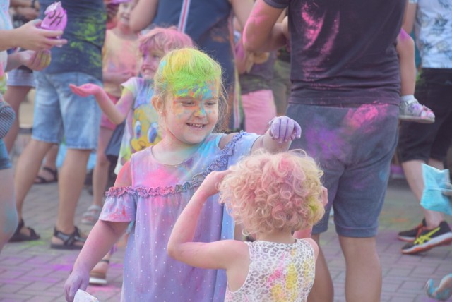 Tak było na Kolor Fest - Dzień Kolorów Holi na Targowisku Miejskim w Sępólnie Krajeńskim, sierpień 2023