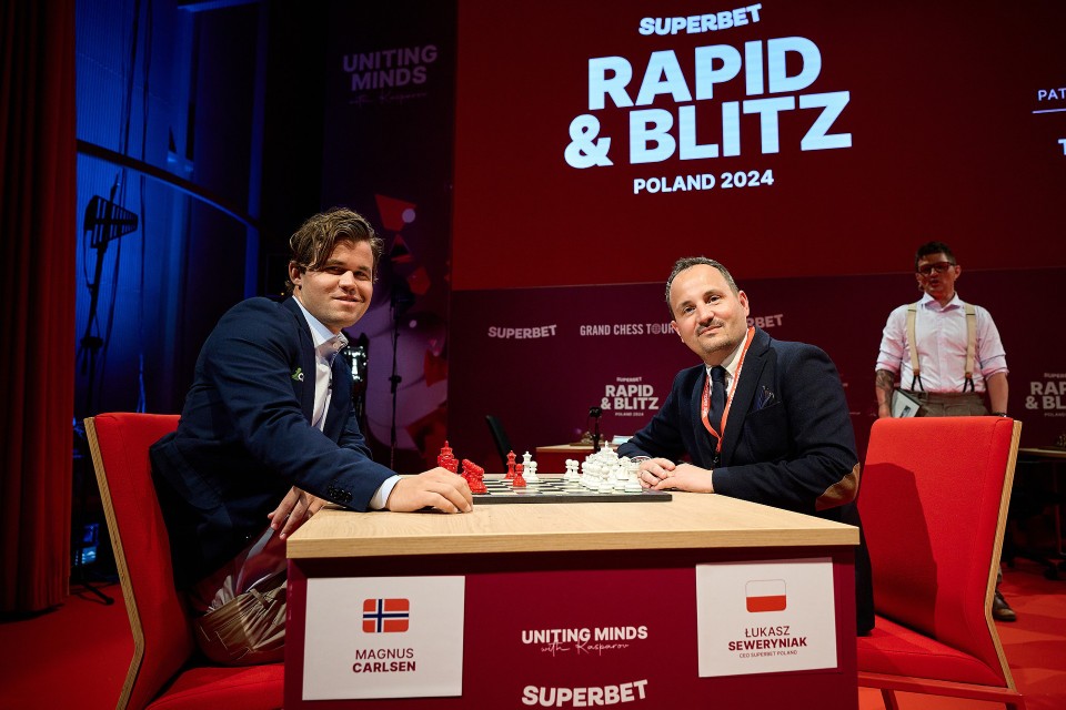 Superbet Rapid & Blitz oficjalnie otwarty! Największe szachowe gwiazdy już błyszczą w Warszawie