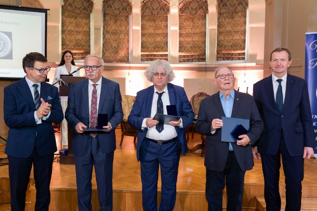 Uniwersytet Kazimierza Wielkiego w Bydgoszczy w tym roku świętuje jubileusz 55-lecia "Bydgoskiej Pedagogiki". Z tej okazji w środę (5 czerwca) w Auli Copernicanum odbyła się uroczysta gala jubileuszowa. Wręczono medale Casimirus Magnus i Gloria Paedagogiae.