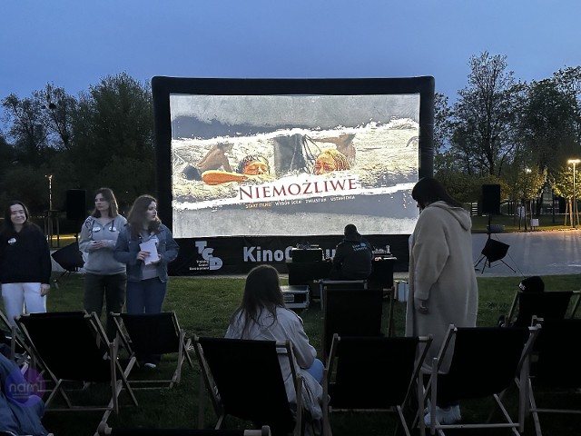 Kino plenerowe we Włocławku. Pokaz filmu pt. "Niemożliwe" w amfiteatrze na Słodowie. 13 kwietnia 2024 roku