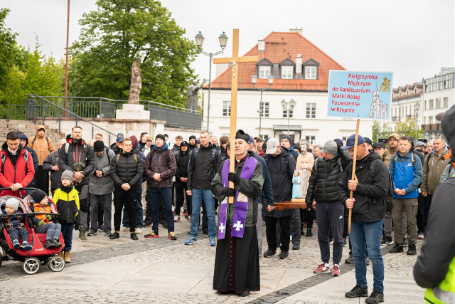 Pątnicy z Białegostoku wyruszają w drogę do Krypna. To już 30. Piesza Pielgrzymka Mężczyzn do Maryi