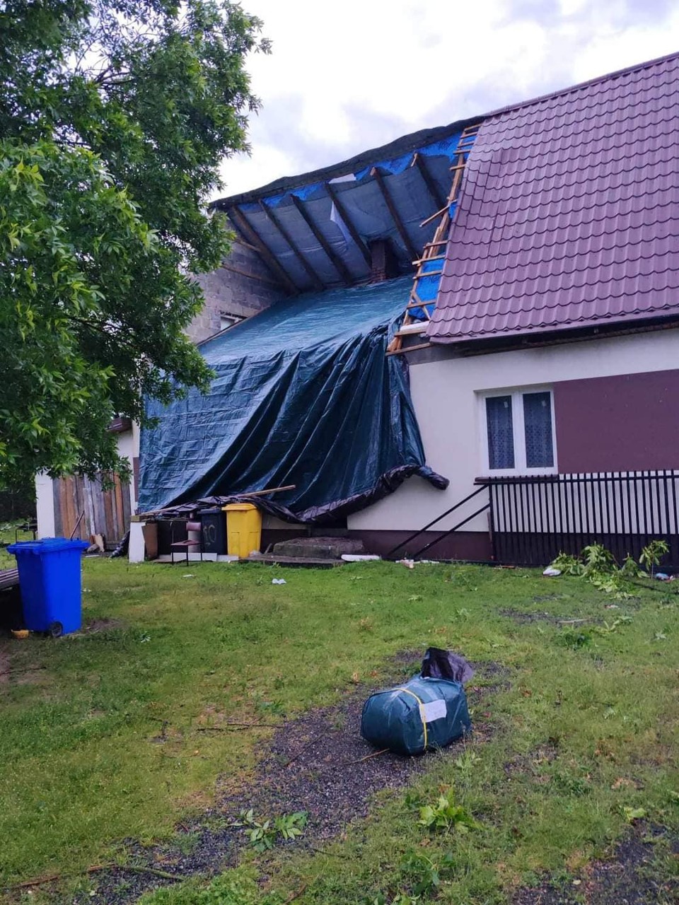 Nawałnica nie oszczędziła gminy Kleczew. Zerwany dach i powalone drzewa