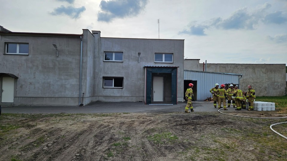 Pożar wędzarni w Kąkolewie. Jedna osoba trafiła do szpitala