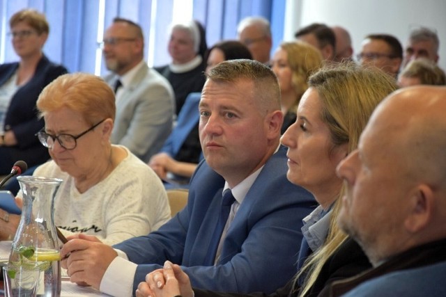Opozycja w Radzie Powiatu Sępoleńskiego była przeciwna ustaleniu wynagrodzenia starosty w takiej wysokości, jaką zaproponował przewodniczący rady.
