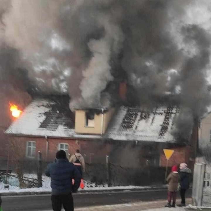 Mama i dwie córki straciły mieszkanie w pożarze. Rodzinie z Krzyża Wielkopolskiego na północnym zachodzie regionu bardzo potrzebna pomoc!