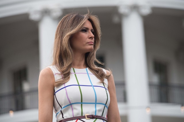 Melania Trump to jedna z najbardziej enigmatycznych postaci współczesnej sceny politycznej. Znana z wyrafinowanego stylu i tajemniczego charakteru wzbudza zainteresowanie nie tylko w Ameryce, ale i na całym świecie.