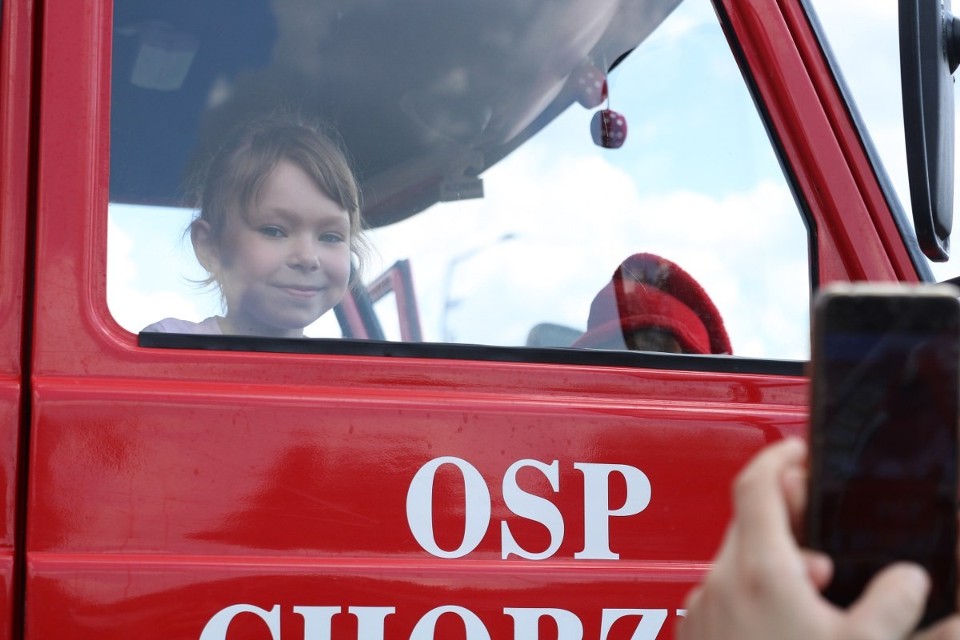 Strażacy z OSP Konin-Chorzeń zrobili dzieciom prezent. Na boisku osiedlowym świętowano Dzień Dziecka [FOTO]