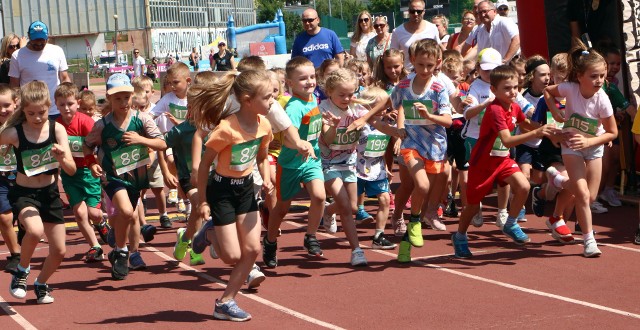 Nawet 2-latki mogły się poczuć jak prawdziwi sportowcy startując w zawodach, które z okazji Dnia Dziecka odbyły się na stadionie "Olimpii" Grudziądz.
