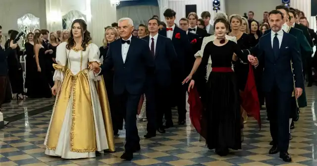 Studniówka II Liceum Ogólnokształcącego w Białymstoku. Był uroczysty polonez i piękny walc. Nie zabrakło też wyjątkowych gości