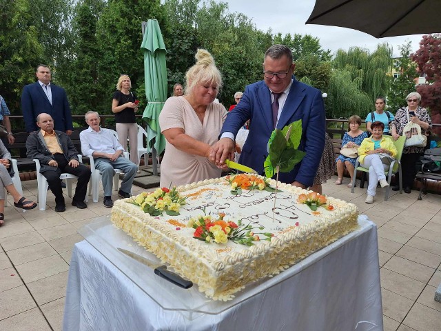 Urodzinowy tort  pokroili Jolanta Lotarska - Rydzińska, która przez blisko 30 lat prowadziła Dom Dziennego Pobytu i Piotr Liedtke, dyrektor Domu Pomocy Społecznej w Grudziądzu