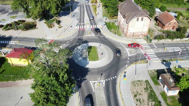Tak wygląda nowo wybudowane rondo wzdłuż DW 241 u zbiegu ulic Kościuszki, Odrodzenia i Popiełuszki.