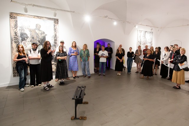 W Galerii Sztuki im. Jana Tarasina w Kaliszu można oglądać nową wystawę zbiorową „Umieranko”, której kuratorkami są Ida Dziublewska i Gabi Skrzypczak.