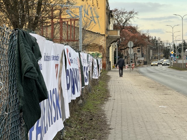 Wyborcze plakaty i ulotki trafią w Inowrocławiu do kontenera na makulaturę w Przystani Kajakowo-Żeglarskiej ZHR.