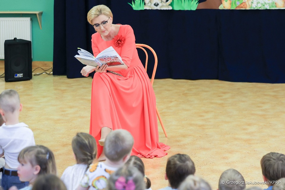 Podczas wizyty w przedszkolu pierwsza dama czytała dzieciom...