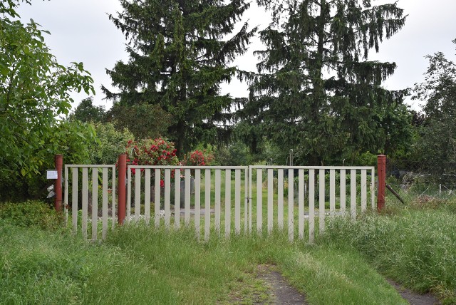 Zdjęcie prezentuje bramę wjazdową na ogródki działkowe przy ulicy Łąkowej w Opalenicy.  