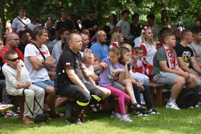 Piłkarscy fani zgromadzeni w dobrzyckiej strefie kibica z uwagą śledzili mecz Polska - Holandia